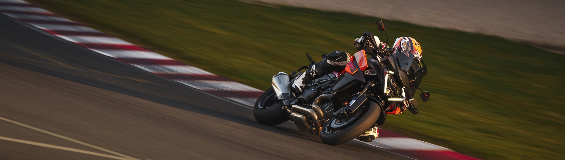 Сочетание невероятной динамичности и первоклассного комфорта: KTM 1390 Super Duke GT 2025
